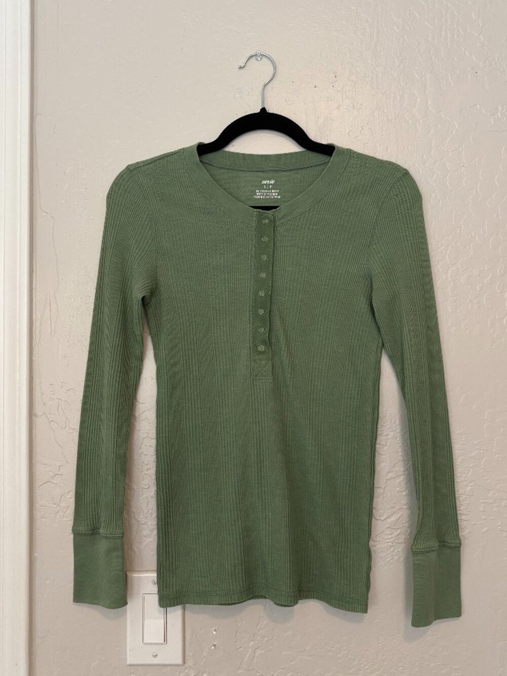 Aerie Long Sleeve Fitted Henley in Green Size Small with Snap Buttons